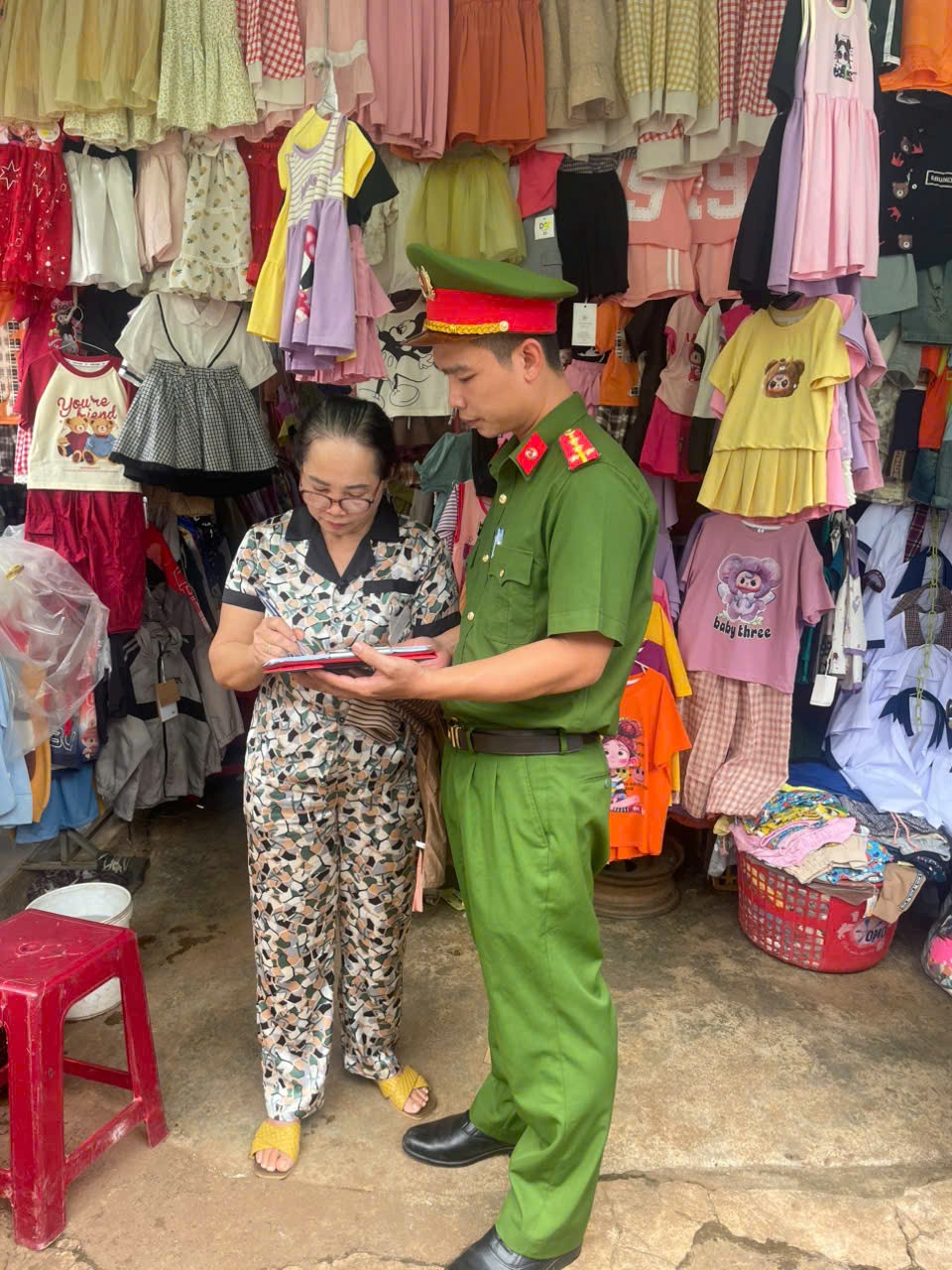 Tuyên truyền, ký cam kết tại hộ kinh doanh3